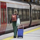 Londres.- Pasajeros en la estación de Liverpool en Londres, Reino Unido, 07 de enero de 2023. Los miembros del Sindicato Nacional de Trabajadores Ferroviarios, Marítimos y del Transporte (RMT) se encuentran en el cuarto día de huelga industrial esta semana , después de casi cuatro semanas de continuas molestias a los pasajeros. Se ha aconsejado a las personas en Gran Bretaña que eviten tomar trenes y algunas áreas no tendrán ningún servicio de trenes. (Reino Unido, Londres) EFE/TOLGA AKMEN