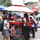Los vendedores se concentran en los exteriores de los planteles educativos para ofrecer a los alumnos una variedad de alimentos, muchas veces sin las mínimas normas de higiene.