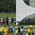 Manifestantes contra los resultados electorales y el gobierno del recién posesionado presidente Lula da Silva invaden el Congreso Nacional, el Supremo Tribunal Federal y el Palacio del Planalto.