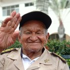 Víctor Castañeda permanece en el geriátrico San Antonio desde hace seis años. Allí recorre los pasillos vigilando que todo esté bien.