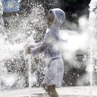 Un niño surcoreano juega en una fuente de Seúl (Corea del Sur), en una foto de archivo.