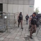 Fuerte resguardo policial en los exteriores de la Fiscalía General del Estado en Quito.
