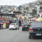 En Urdesingue los carros siguen obstaculizando las vías y los negocios.