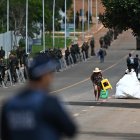 Seguidores del expresidente Jair Bolsonaro salen de las tiendas de campaña en un campamento, hoy, frente al Cuartel General del Ejército, en Brasília (Brasil). Al menos 1.200 bolsonaristas fueron detenidos este lunes en el campamento que habían montado frente al cuartel general del Ejército en Brasilia desde las elecciones de octubre y desde el que fueron lanzados los ataques del domingo contra las sedes de los tres poderes en Brasil. Los seguidores del expresidente Jair Bolsonaro, que no reconocen la victoria del líder progresista Luiz Inácio Lula da Silva en las elecciones presidenciales, fueron detenidos luego de que, cercados por la Policía y el Ejército, desmontaran pacíficamente el campamento en el que se refugiaban. EFE/ Andre Borges