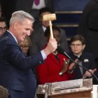 El nuevo líder de la Cámara Baja de EE.UU., el republicano Kevin McCarthy (i), el 7 de enero de 2023 en el Capitolio, sede del Congreso estadounidense. EFE/Michael Reynolds