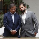 AME5057. SANTIAGO (CHILE), 09/01/2023.- El presidente de Chile, Gabriel Boric (d), junto al presidente de Colombia, Gustavo Petro (d), durante una declaración conjunta ante la prensa, en el palacio de La Moneda, en Santiago, (Chile). Petro llegó hoy a Santiago de Chile en el contexto de su primera visita oficial a Chile, marcada por los disturbios del domingo en Brasil y cuyo objetivo es estrechar lazos y coordinar estrategias con su homólogo Gabriel Boric, con quien comparte afinidades ideológicas. EFE/ Elvis González