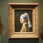 La Haya. Visitantes contemplan ‘La joven de la perla’, de Vermeer.
