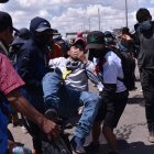 Un herido por los enfrentamientos entre los manifestantes y la policía es trasladado para ser atendido en Juliaca (Perú). Foto de archivo. EFE/ Stringer