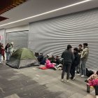 En el Riocentro de Quito, desde la madrugada, muchos jóvenes hacen filas para comprar las entradas para el concierto de Feid.