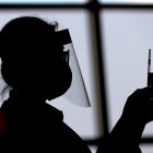 Imagen de archivo de una enfermera que sostiene una jeringuilla con una dosis de la vacuna Pfizer COVID-19 en la clínica de vacunación en Sydney.