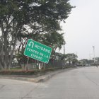 Así permanece ahora el rótulo de la avenida Pedro Menéndez Gilbert