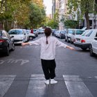 Una mujer posa en Teherán sin el velo islámico, en una foto de octubre de 2022. EFE/Jaime León