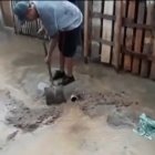 Malestar. Residentes botan el agua por un tubo de 4 pulgadas.