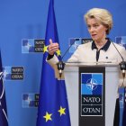 La presidenta de la Comisión Europea, Ursula von der Leyen, ofrece una rueda de prensa conjunta con el presidente del Consejo Europeo, Charles Michel, y el secretario general de la OTAN, Jens Stoltenberg /STEPHANIE LECOCQ