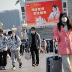 Pasajeros con mascarilla en Pekín. EFE/EPA/WU HAO