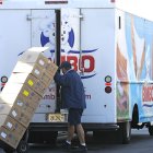 Trabajo.- Un colaborador de la empresa Bimbo transporta los productos.