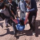 Uno de los heridos en las protestas de Juliaca, Puno, al sur de Perú, es auxiliado.