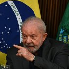 El presidente de Brasil, Luiz Inacio Lula da Silva, participa de una reunión con gobernadores en el Palacio de Planalto, en Brasilia (Brasil), este 9 de enero de 2023. EFE/André Borges