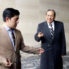 Remoción. El asambleísta Luis Almeida y uno de los asesores de su colega de bancada Pablo Muentes quitan la “placa de la infamia”.