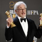 El director estadounidense Steven Spielberg posa con los premios a Mejor Director de Película y Mejor Película de Drama durante la 80ª entrega anual de los Globos de Oro, este 10 de enero de 2023.