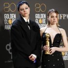 Las actrices estadounidenses Emma D"Arcy (i) y Milly Alcock (d), protagonistas de la serie "House of the Dragon", fueron registradas este martes, 10 de enero, al posar con el Globo de Oro otorgado a la mejor serie dramática, en Beverly Hills (California, EE.UU.).