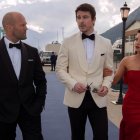 La cinta tiene muchas escenas que son una parodia de otras películas de acción.