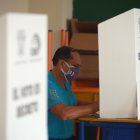 Un hombre vota en un centro electoral en Guayaquil (Ecuador), en una fotografía de archivo.