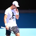 Novak apenas pudo cumplir con 36 de los 75 minutos de práctica previstos ante Medvedev en la Rod Laver Arena.