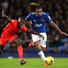 El ecuatoriano Moisés Caicedo (i) en una de sus últimas presentaciones con el Brighton.