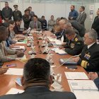 El ministro Luis Lara llegó acompañado por toda la cúpula de las Fuerzas Armadas.