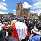 Decenas de personas asisten a una gran misa para los fallecidos esta semana durante las protestas, hoy, en la Plaza de Armas de Juliaca (Perú). La crisis política en Perú continúa agravándose después de los sucesos en Juliaca (sur del país), donde al menos 17 personas fallecieron este lunes en protestas anti gubernamentales en las inmediaciones del aeropuerto local. EFE/ Stringer