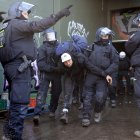 La policía trata de controlar a los manifestantes en el pueblo de Lützerath, al oeste de Alemania./ EFe