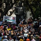 Un grupo de personas toma parte en una manifestación por mejoras salariales, hoy, en Caracas (Venezuela). EFE/Miguel Gutiérrez