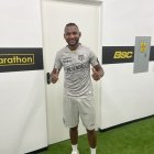 El centrocampista ecuatoriano de 29 años fue presentado en Barcelona y ya se puso la amarilla.