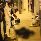 Agentes de la Policía llegaron hasta el lugar para realizar el levantamiento del cuerpo.