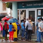 El Banco Central de Cuba fija límites al retiro de dinero para las personas naturales.