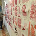 Itinerario. Ilich Castillo narra ante su obra ‘Autohistoria con ventilador’, lo que implicó el proceso creativo.