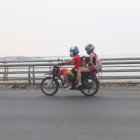 En ocasiones van hasta cuatro personas en una misma moto