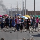Un grupo de personas protestan en la ciudad de Tacna, (Perú). EFE/Rafael Arancibia