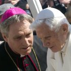 (izq), secretario y leal colaborador del papa Benedicto XVI hasta su muerte el pasado 31 de diciembre. EFE/Claudio