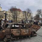 Coches en una plaza de Leópolis. Voluntarios civiles se apresuran a conseguir miles de coches en el extranjero para los soldados ucranianos en el frente, donde la movilidad es con frecuencia clave para su supervivencia y éxito militar. EFE/ Rostyslav Averchuk