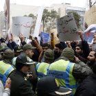 La policía interviene mientras la gente protesta frente a la embajada francesa en Teherán, Irán, el 11 de enero de 2023