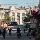 Fotografía que muestra parte de los restos de la catedral hoy, en Puerto Príncipe (Haití). EFE/ Johnson Sabin