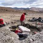 Fotografía de archivo sin fechar cedida por la Universidad de Chile, que muestra a un grupo de investigadores excavando, en La Patagonia (Chile). Un grupo de investigadores descubrió en la Patagonia una especie extinta de dinosaurios, parientes de las aves actuales, que alcanzaban 10 metros de longitud y una tonelada de peso, y dominaron la cadena alimentaria del extremo austral del mundo hace 70 millones de años. EFE/ Universidad De Chile/SOLO USO EDITORIAL / SOLO DISPONIBLE PARA ILUSTRAR LA NOTICIA QUE ACOMPAÑA (CREDITO OBLIGATORIO)