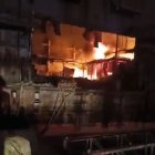 Escenario. La embarcación se encontraba anclada en el muelle Las Esclusas. Bomberos Guayaquil controló el flagelo