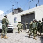 Los agentes policiales ejecutan el protocolo de emergencia