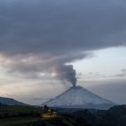 Fotografía del volcán Cotopaxi, con una fumarola de gas y ceniza, visto hoy desde la ciudad de Quito (Ecuador).