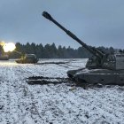 Captura de un video distribuido por el Ministerio de Defensa de Rusia el 13 de enero de 2023, que muestra obuses autopropulsados rusos de 152,4 mm Msta disparando durante el combate en un lugar no revelado en la región de Donetsk , Ucrania. EFE/EPA/PRENSA DEL MINISTERIO DE DEFENSA DE RUSIA