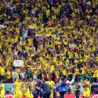 Aficionados de Ecuador celebran la victoria ante Qatar tras el partido inaugural del Mundial.