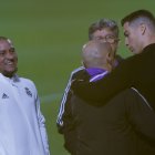 El futbolista portugués Cristiano Ronaldo (d) y el exfutbolista brasileño Roberto Carlos (i) asisten al entrenamiento del Real Madrid.